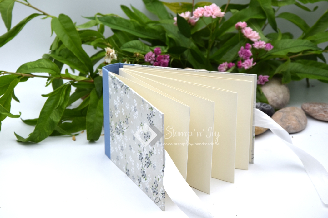 Leporello Album ca. 19,0x12,5x3,0 cm mit Verschlussschleife | Einband Japanpapier Chiyogami Kirschblüten floral | blau silber | Art. Nr. 97210502